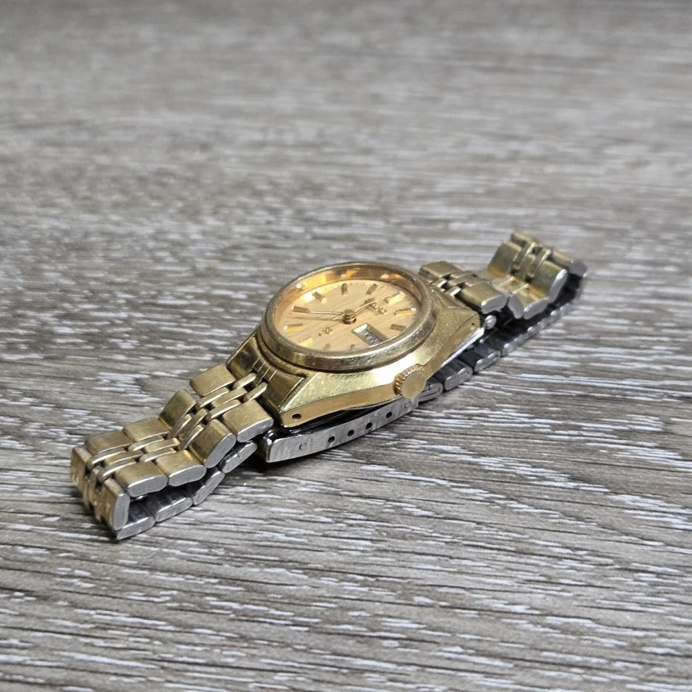 Vintage Seiko Quartz Women Gold Tone Watch Day Date Champagne Dial SQ Japan 2428